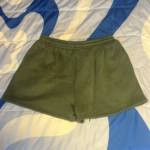 Never worn women’s sweatpants material shorts size XL - Picture 6 of 7